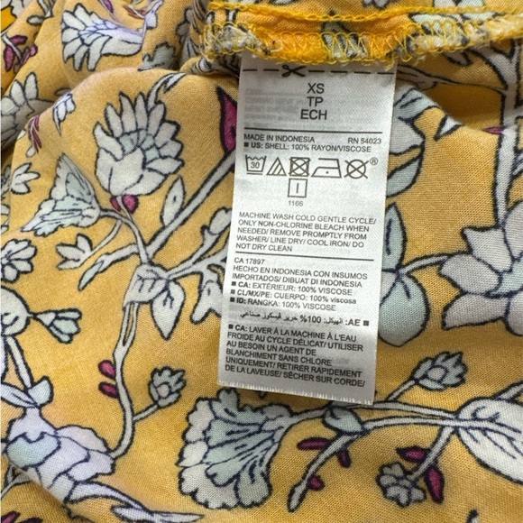Old Navy Yellow Floral Sleeveless V-Neck Blouse – Size XS - Picture 3 of 3